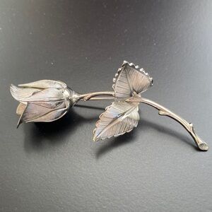 Giovanni Rose Brooch Pin Silvertone Floral Jewelry